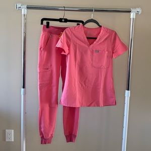 FIGS NEON PINK SCRUB SET LIMITED EDITION COLOUR